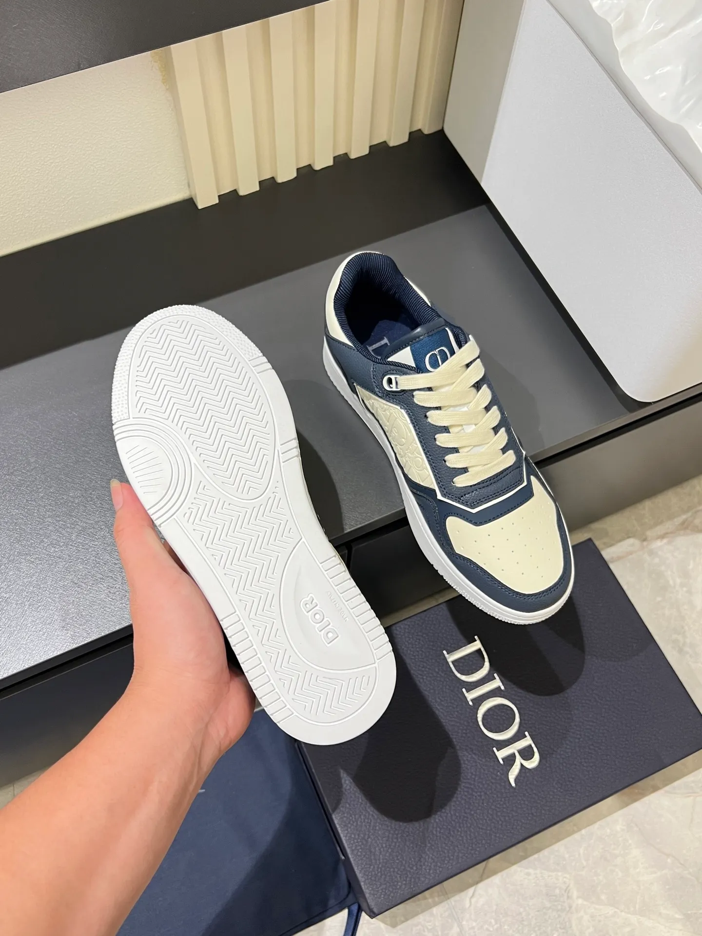 Men's shoes 💰p400 "Dio*" mid-top B27 casual sneakers. This B27 high-top sneaker is a new product in the series and continues Di*r's classic style. Crafted from gray and white smooth calf leather with beige and black Oblique print panels on the sides. The "CD Icon" shaped shoelace eyelets are clever and delicate, and the two-color rubber sole, rear collar and heel are all equipped with the brand's iconic details to enhance the style. Oblique printed straps at the ankle allow for an adjustable fit to complement the overall design. Fashionable and versatile, it can complement any look. Create an exquisite design with unique dynamic vitality and modern atmosphere, presented in low-top and high-top styles. This new must-have shoe adds a new dimension to Dior's archive heritage, embodying modern elegance. Purchase the original version and make it 1:1. If you need top quality, please come to me! Male 38-44!